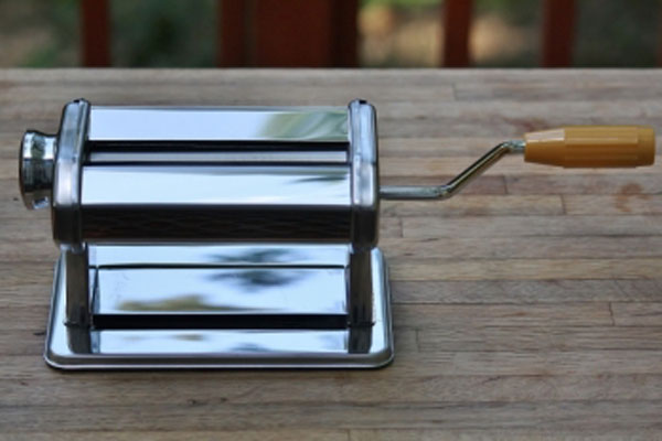 https://www.pressurecooker-outlet.com/pics/hand-crank-pasta-maker.jpg